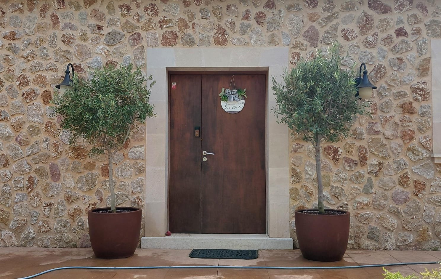 Lee más sobre el artículo ¿Tu jardín necesita una puesta a punto? 7 señales de que es hora de llamar a un jardinero profesional en Mallorca